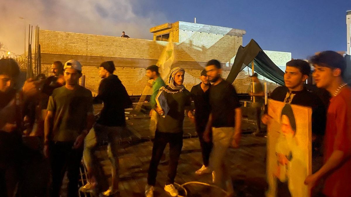Dav demonstrantů vnikl do švédské ambasády v Bagdádu a zapálil ji